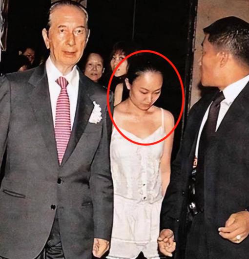 2007年，85岁的赌王中风入院，貌不惊人的小护士邓咏诗，愿给赌王擦身体。结果没