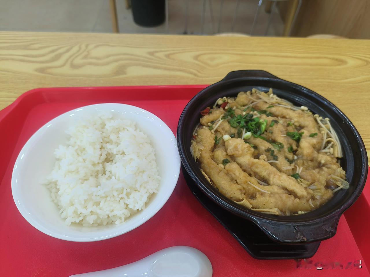 😋口味：还不错，小酥肉应该是鸡肉的，没有什么腥味，就是单纯的一个咸鲜味。就是和