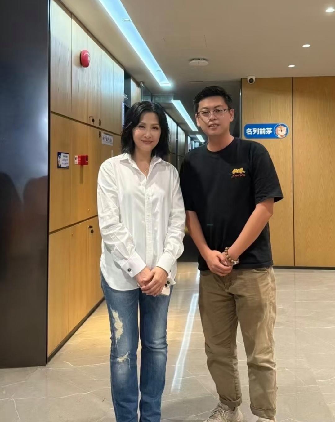 前TVB女星陈慧珊在深圳教英语课被偶遇，打扮朴素了很多。

54岁的她身穿白衬衫