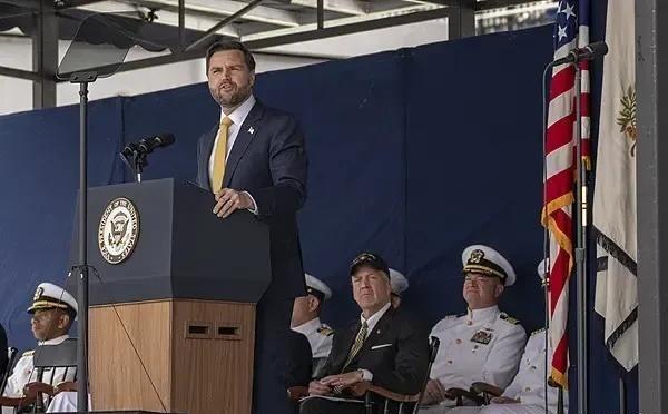 外媒：走下神坛的美国！据新加坡《联合早报》消息，本周五，美国副总统万斯在美国海军