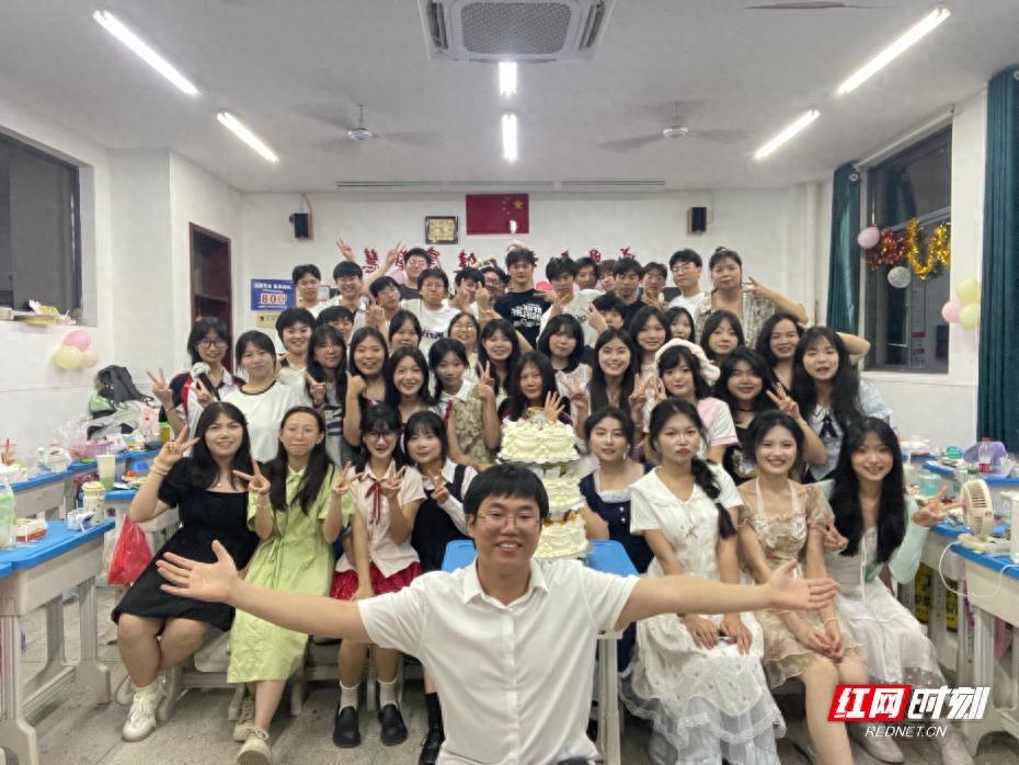 这位班主任太牛了！湖南永州，一位00后老师刚刚大学毕业，就申请当上了班主任，所有