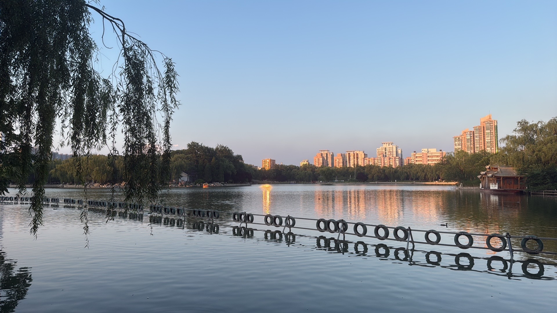 生活手记  生活就像一场旅行，不在乎目的地，在乎的是沿途的风景和看风景的心情。保