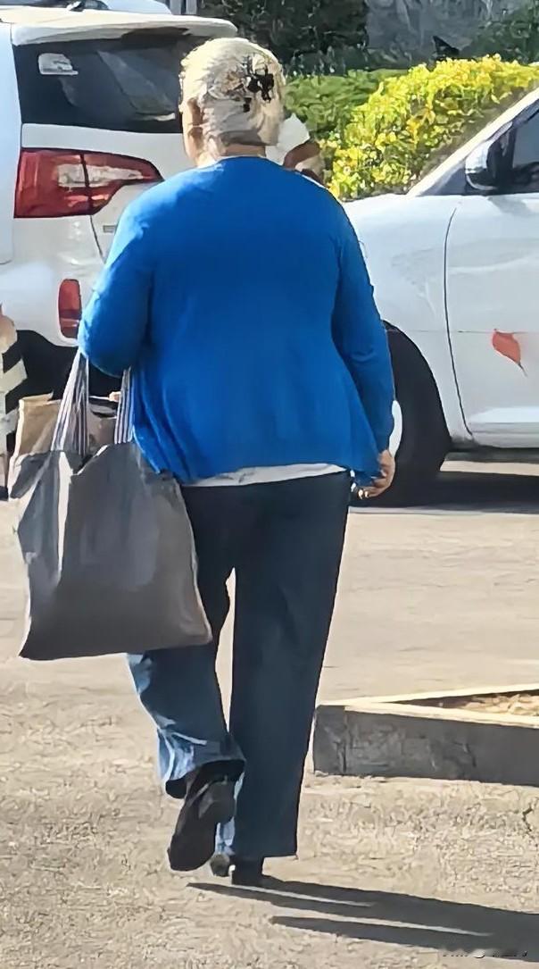 作为老师，
你敢不染白发吗？
今年有一位五十多岁的老师，
被学校安排教一年级，