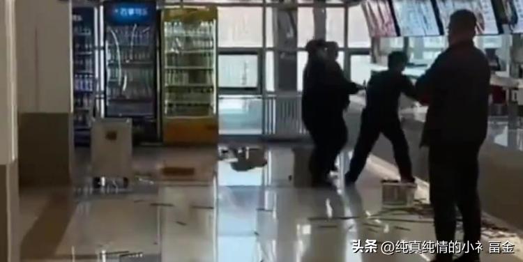 2026年3月24日，吉林财经大学一名男生在校园二食堂内向女生表白遭到拒绝后，情