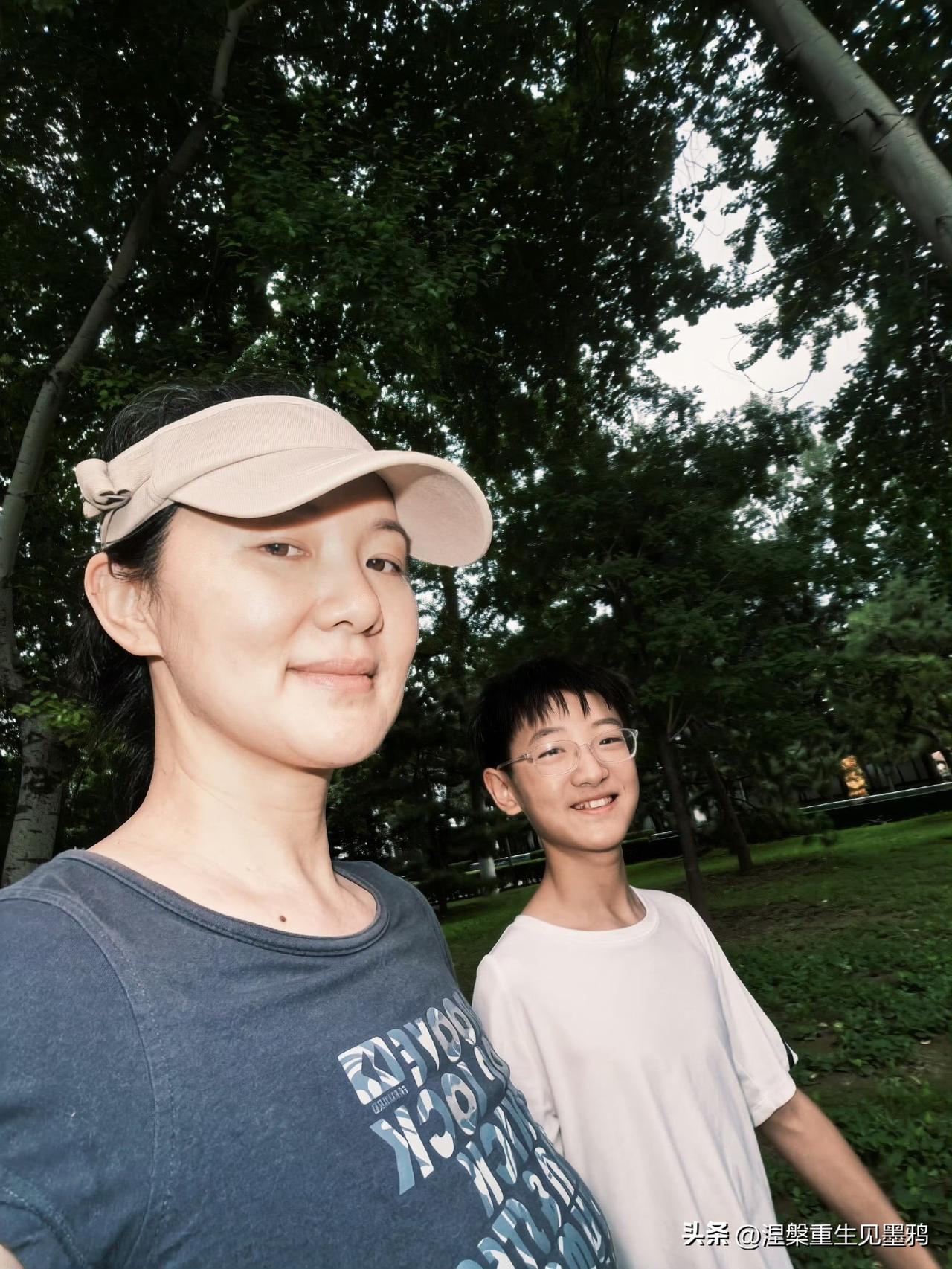 咏梅罕见晒公园同框照！四年前入学的小不点，如今长成她的专属运动搭子

平时极少分