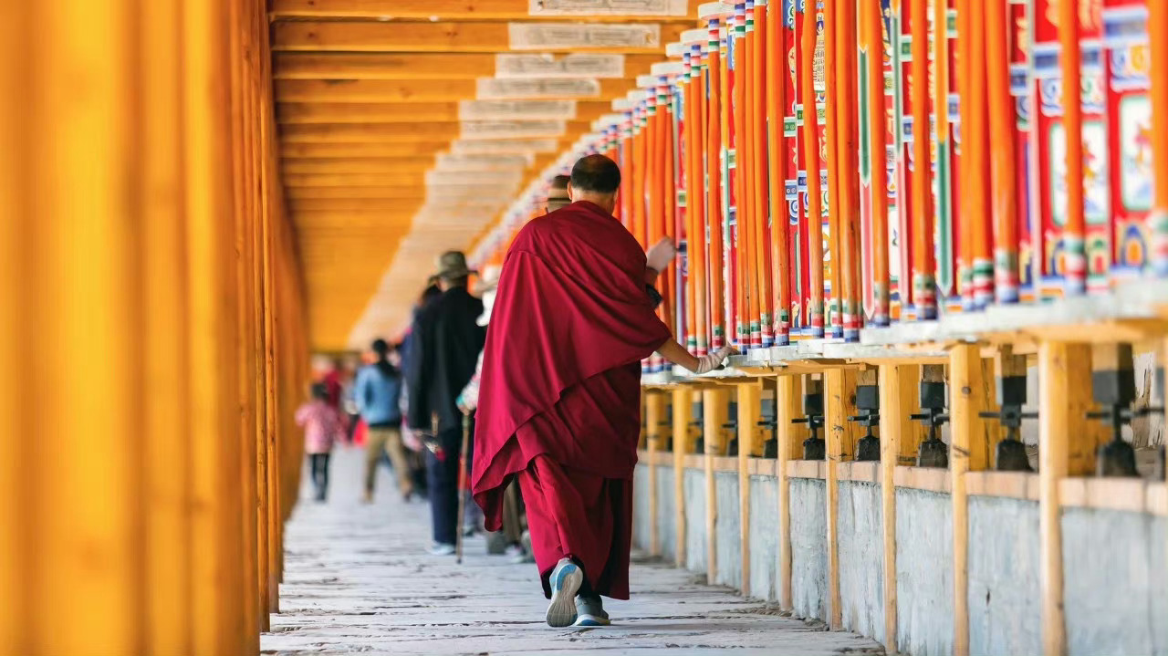 甘南，这里是离尘世最远的远方，有媲美西藏的神山、圣湖、草原、信仰，能满足每个人对
