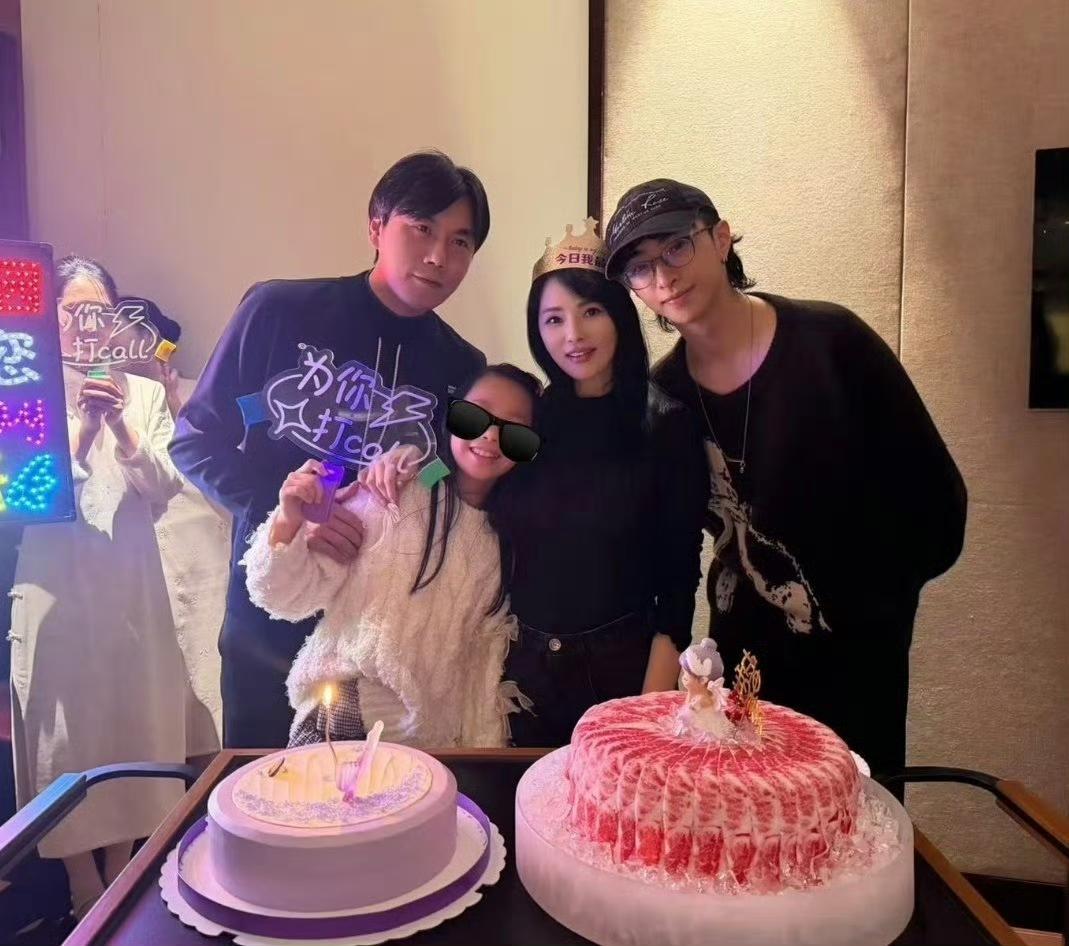 伊能静庆祝58岁生日，连小学生都知道金子好了，米粒攒钱给伊能静买了生日礼物，一粒