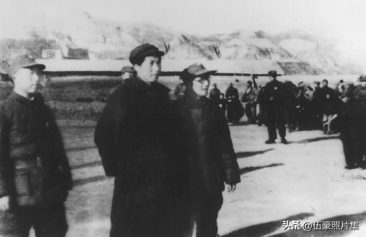 1938年11月，毛泽东、滕代远、刘伯承在延安机场的合影。此时，滕代远正担任中共