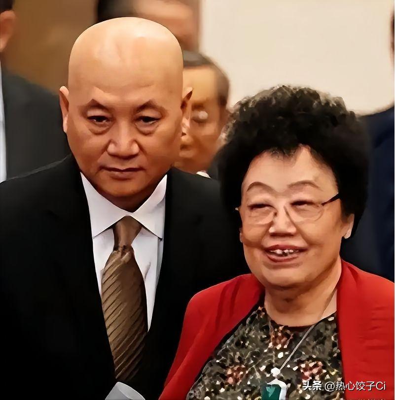 迟重瑞说，结婚之后，我想留头发。这时候我们的儿子赵勇(继子)，现在是我们公司的总