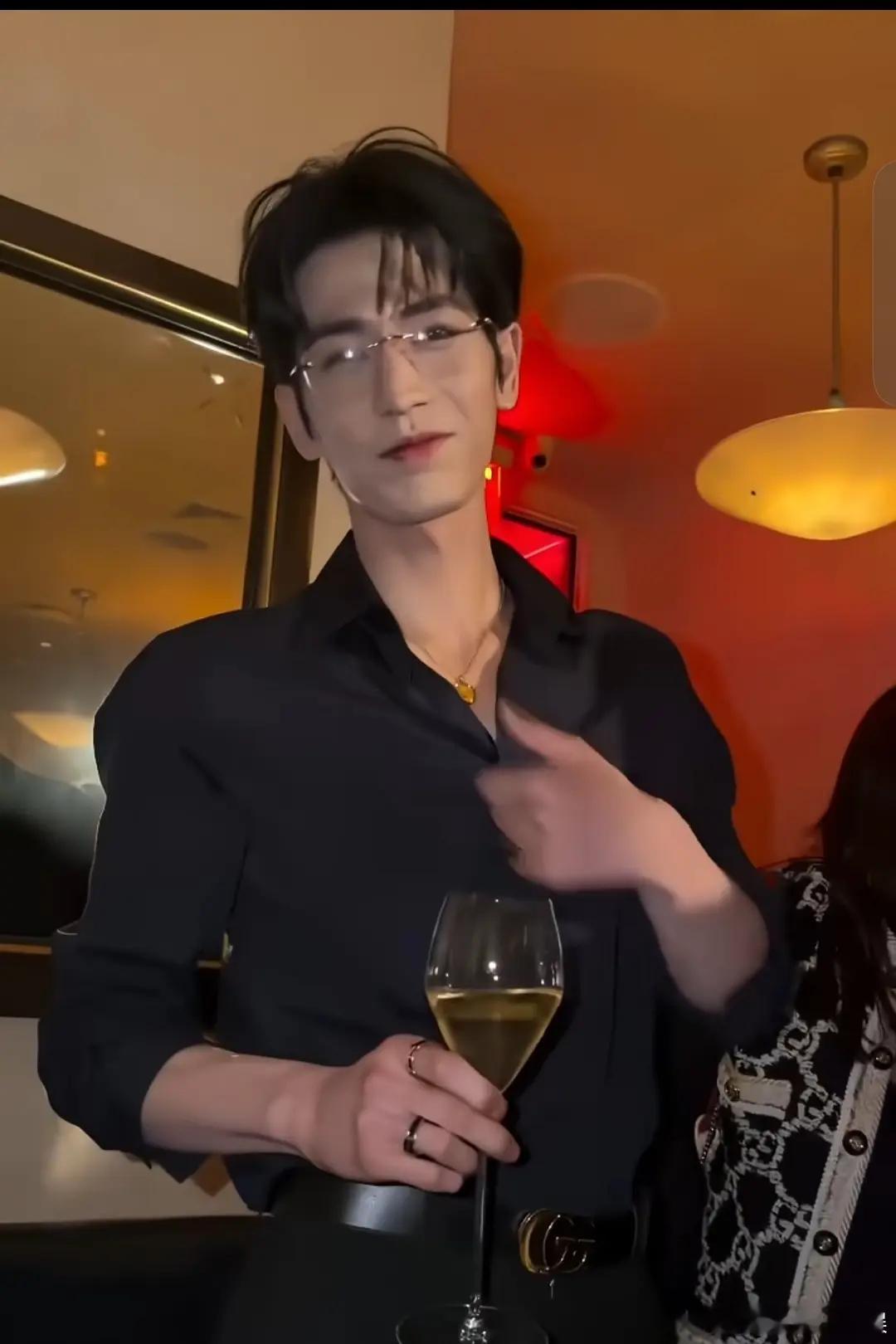 张凌赫的脸这是怎么了？这样的肌肉走向吹颜霸？ 