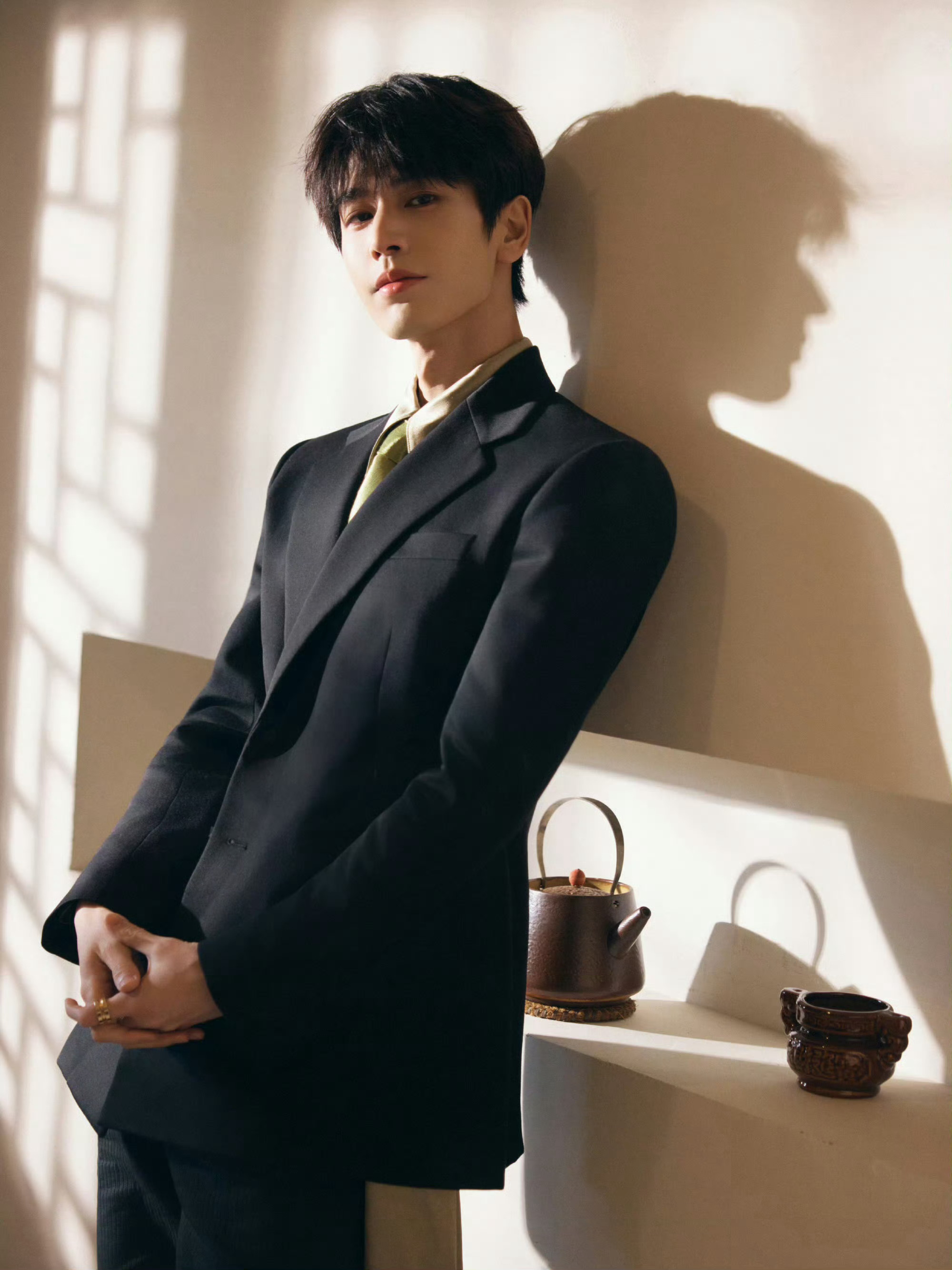 微博视界大会第一批男星出图，友友们期待谁的红毯[举手][举手]张凌赫 罗云熙 侯