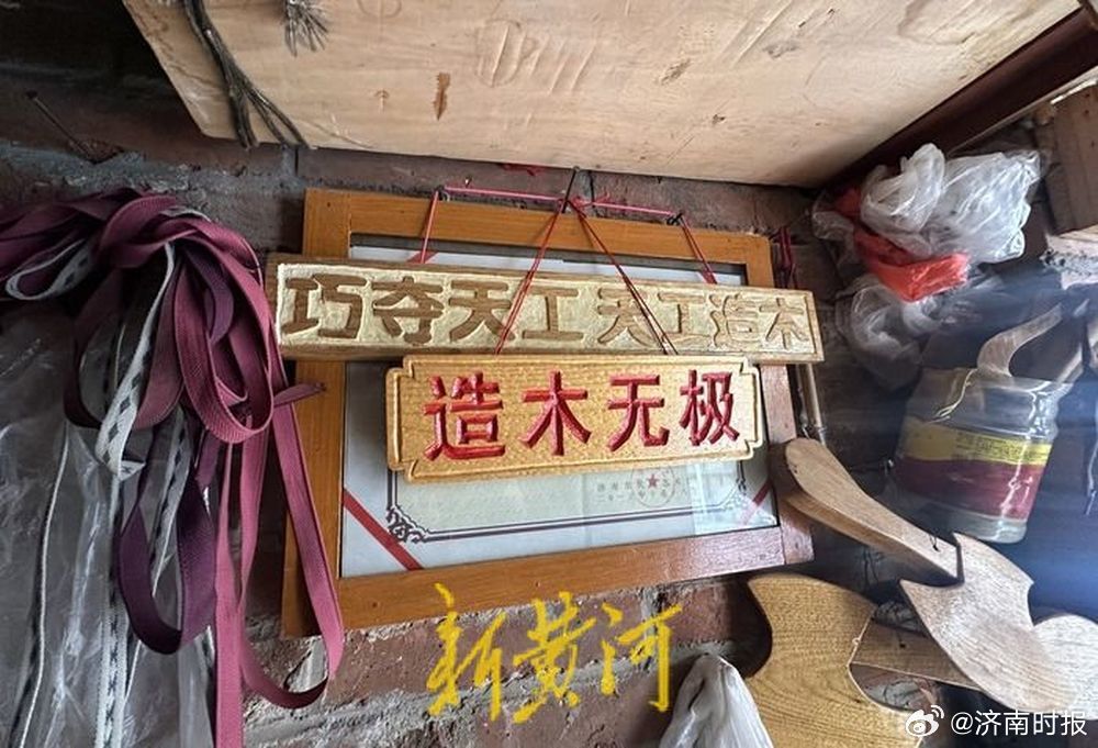 【济南80岁老人耗时半月完成 #转发这个金蛇木雕来年福气满满#】蛇年春节临近，济