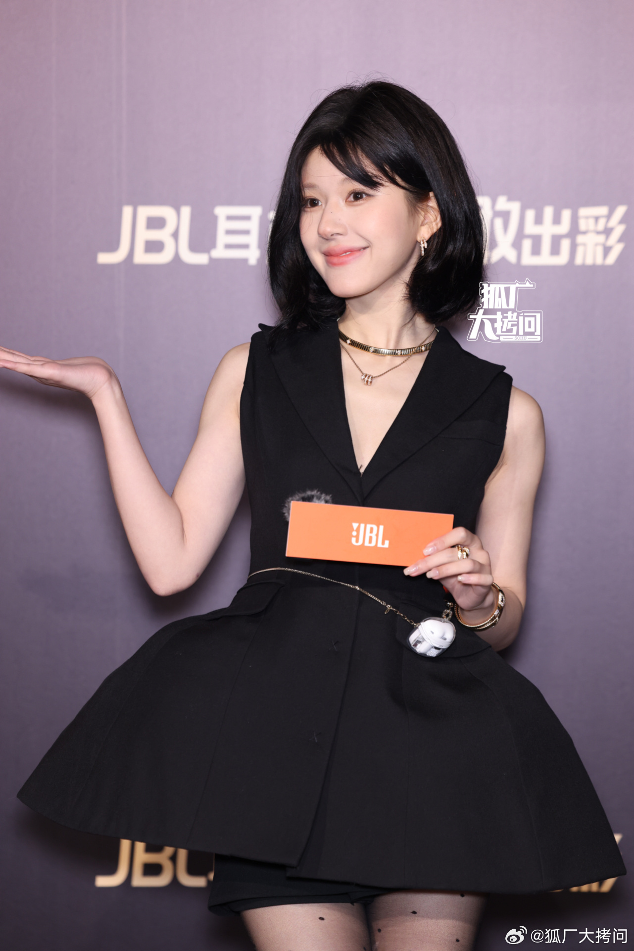 赵露思波点黑丝[舔屏] ​​​