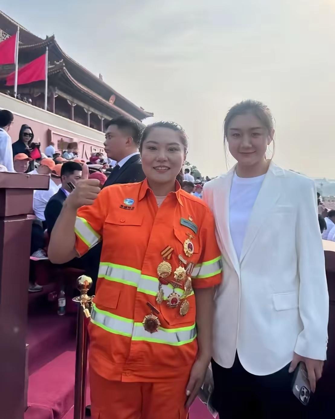 九三阅兵，观礼台上，和陈梦一起合影的姑娘是谁？她身材健硕，笑容灿烂，一脸的豪气，