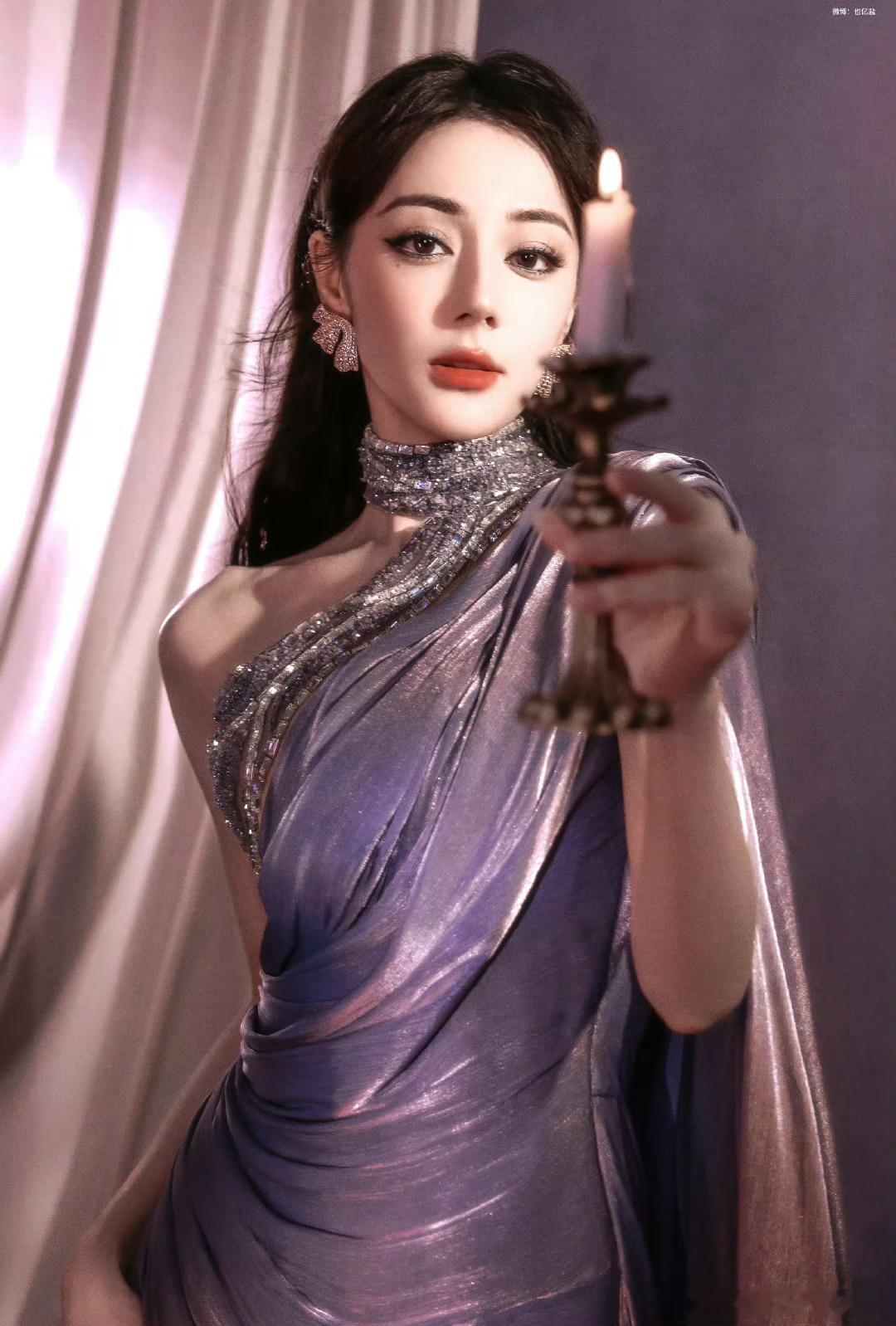 #迪丽热巴[超话]# 天呐美神降临，热巴每次的妆造都超级和谐！！尤其是眼睛眼影和