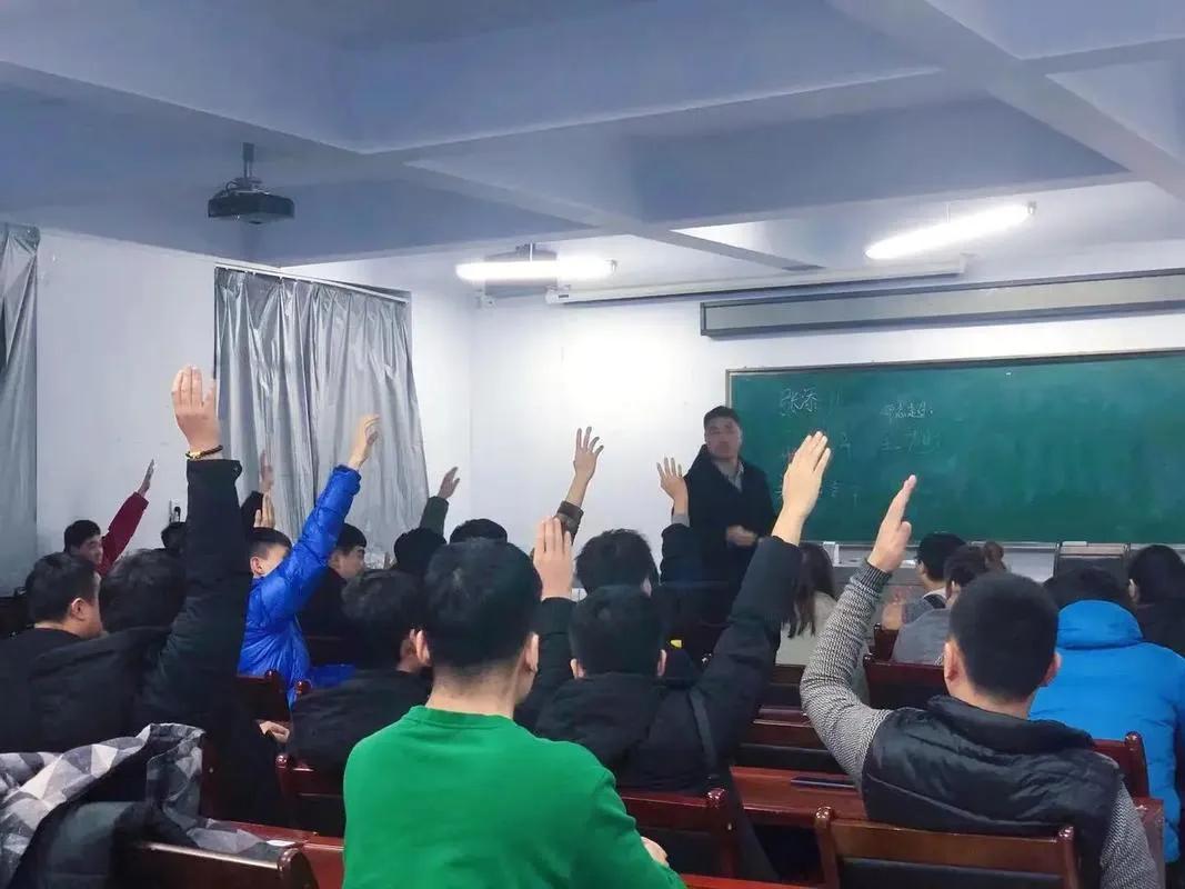 大一竞选班委的时候，我把班委不该踩的坑全都踩了，最后遗憾落选。大二再次竞选，成功