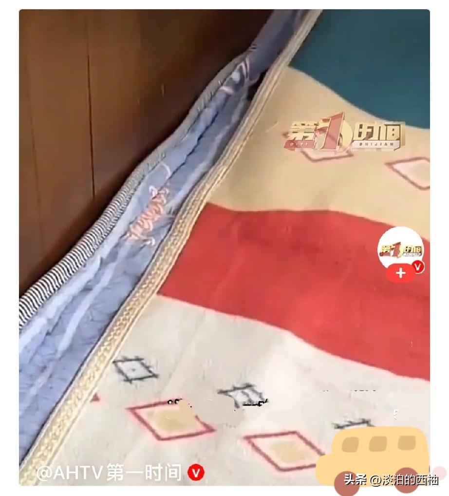 太吓人了……
近日，上海一位女子趁着休息，打算把家里被褥拿出来晾晒通风，结果掀开