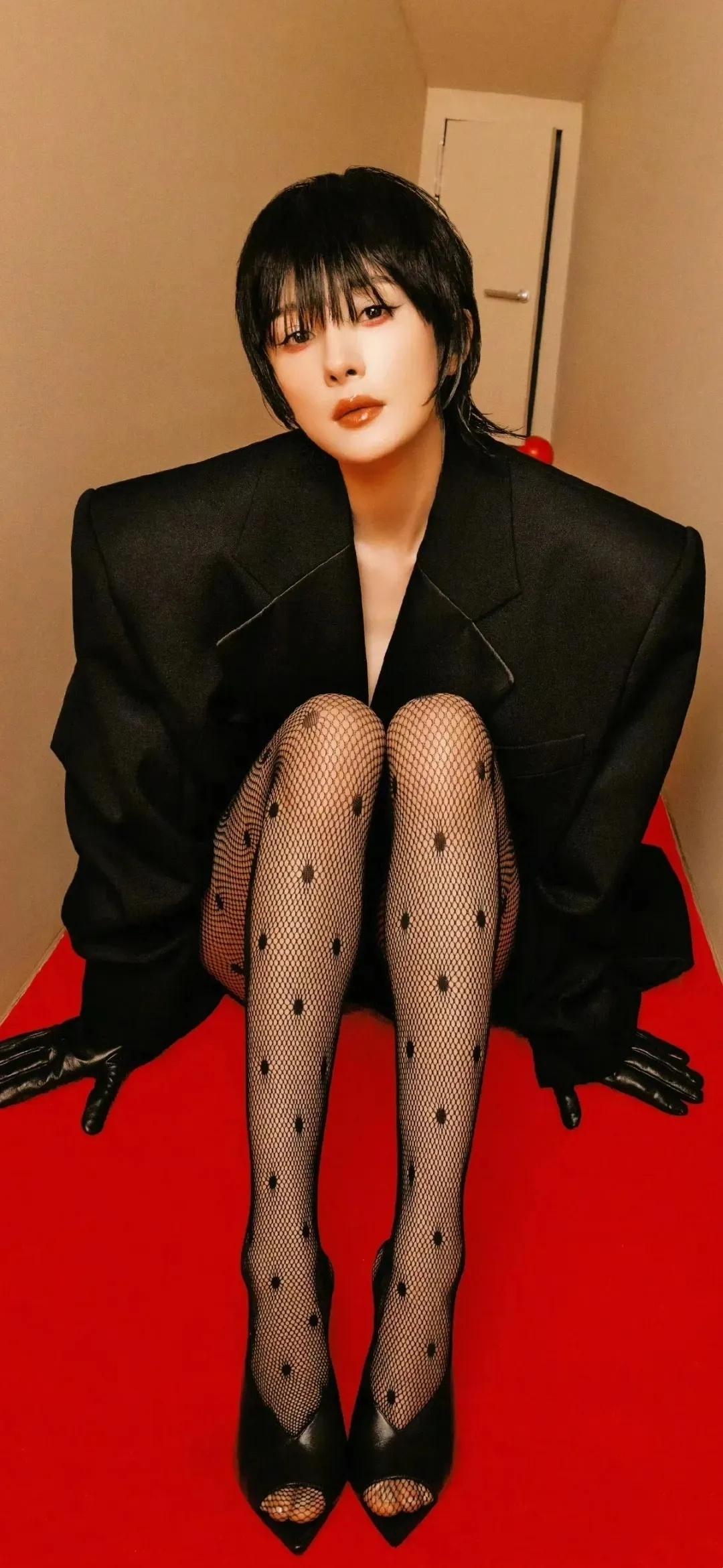 杨幂壁纸精选：黑色丝袜写真