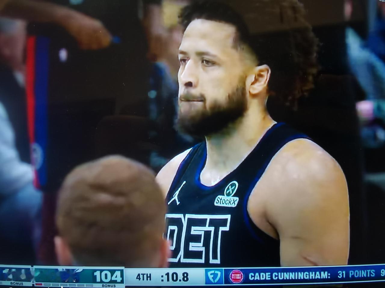 “新哈登”挑落“新勇士”

         活塞客场110-104，战胜赛前已