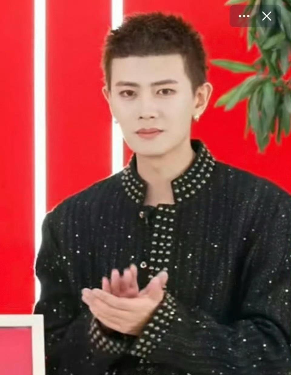 任嘉伦、龚俊两位帅哥今日直播状态🈶 