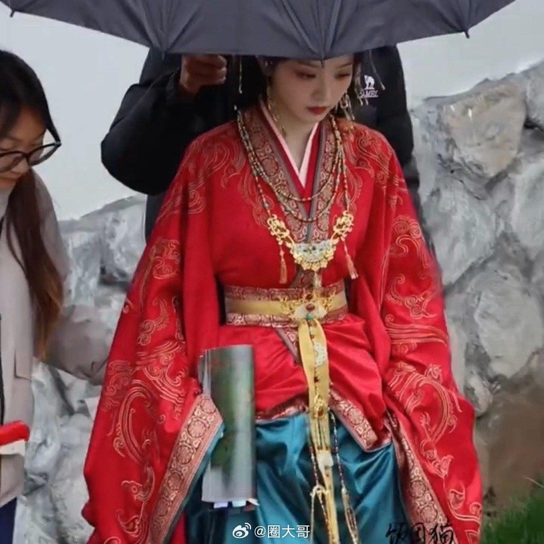 田曦薇嫁金钗大婚出妆田曦薇在电视剧《嫁金钗》的片场路透来了，就是说田曦薇在剧中的