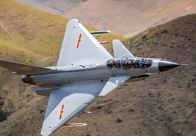 巴基斯坦飞行员早先私底下常说：中国战机不过是 "穷国版的 F-16"，凑合着用还