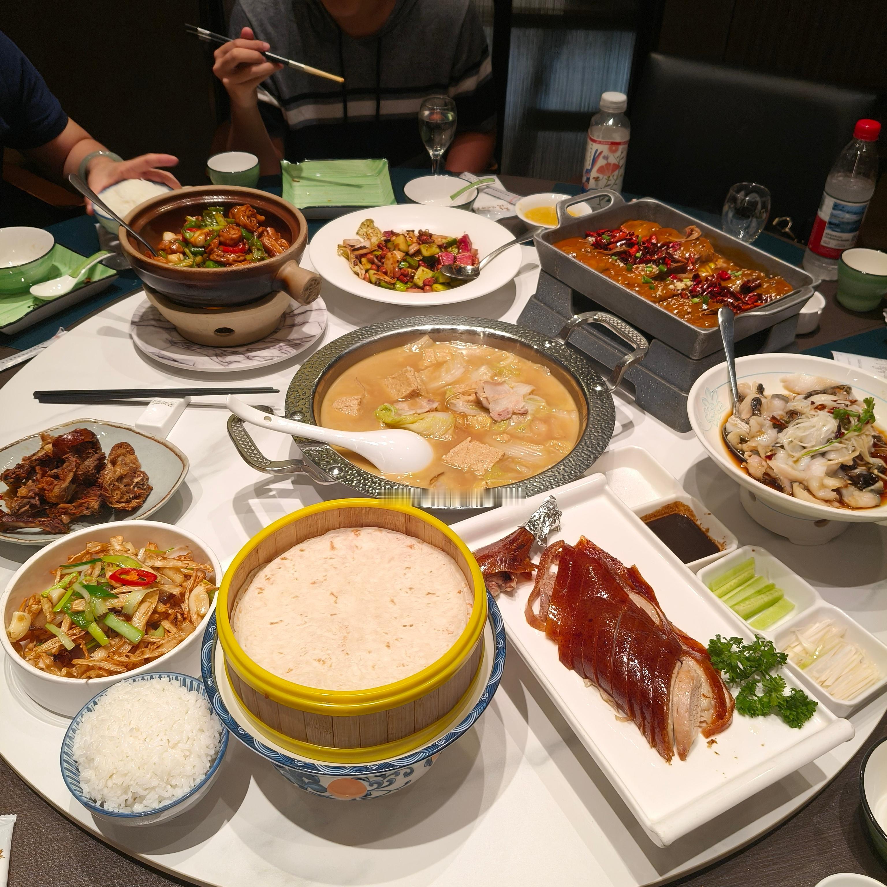 一桌烟火，半盏清欢。砂锅咕嘟着岁月的温润，乳白汤羹浮着细密油花，似春水初生；片片