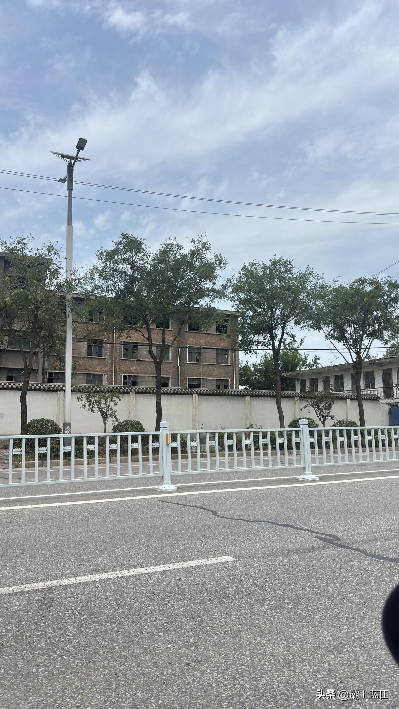 渭南华州区310国道路边随拍，这是原来的华县钢厂吧，这楼看着有些年代了，旁边的钢