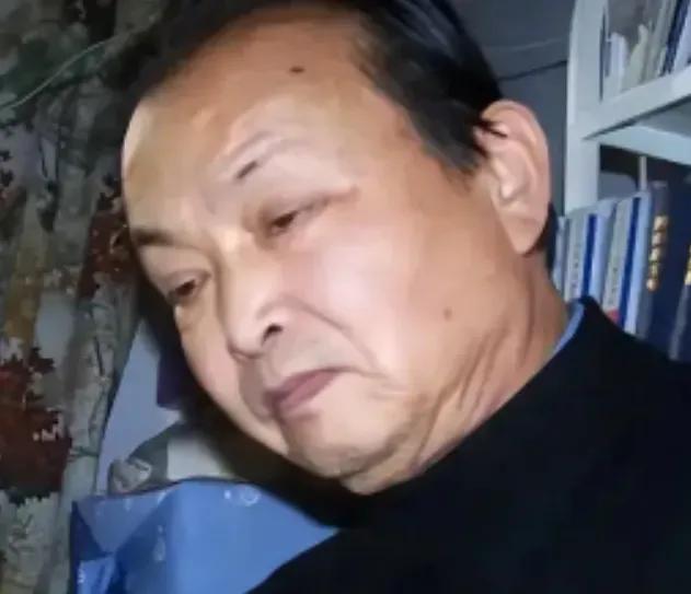 2004年12月的一个寒冷的早晨，金三角的一名卧底警察傅衍鲲心情紧张地穿过繁忙的