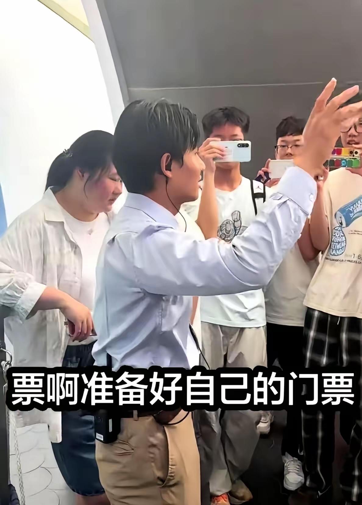 花大几百买早享卡，凌晨五点拽着孩子蹲闸机，就为了多玩几个热门项目，结果冲进去整个