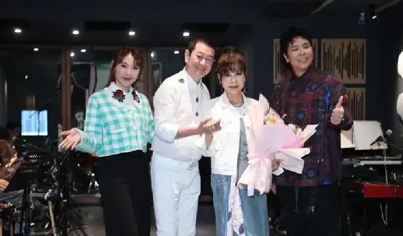 4月24日台北彩排现场，48年首唱“男人情女人心”即将登场，绯闻30年的蔡小虎却