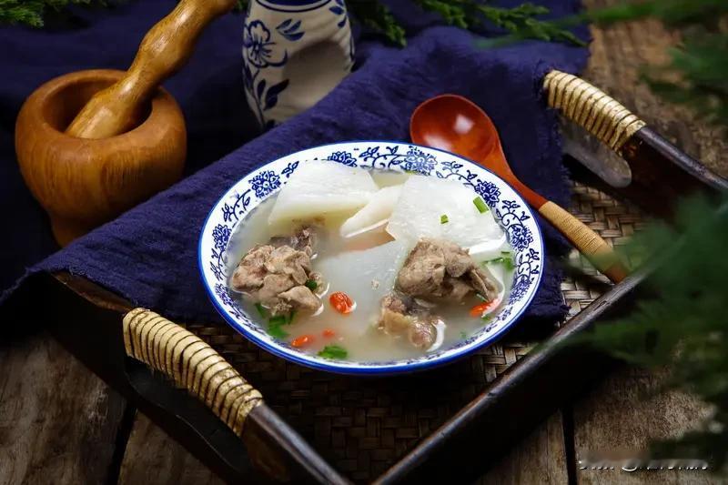 想妈妈的时候，脑海里全是她做的萝卜排骨汤。小时候总嫌她唠叨，掀我被子催起床，可离