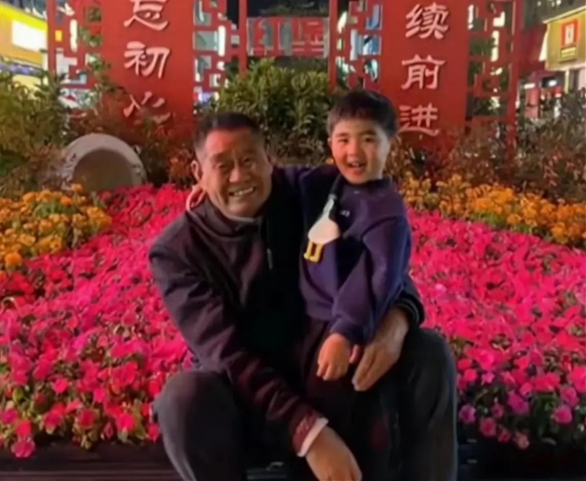 河南一女子，3岁母亲去世，6岁父亲另娶，幸得叔叔抚养长大。一天她带叔叔去游香山，