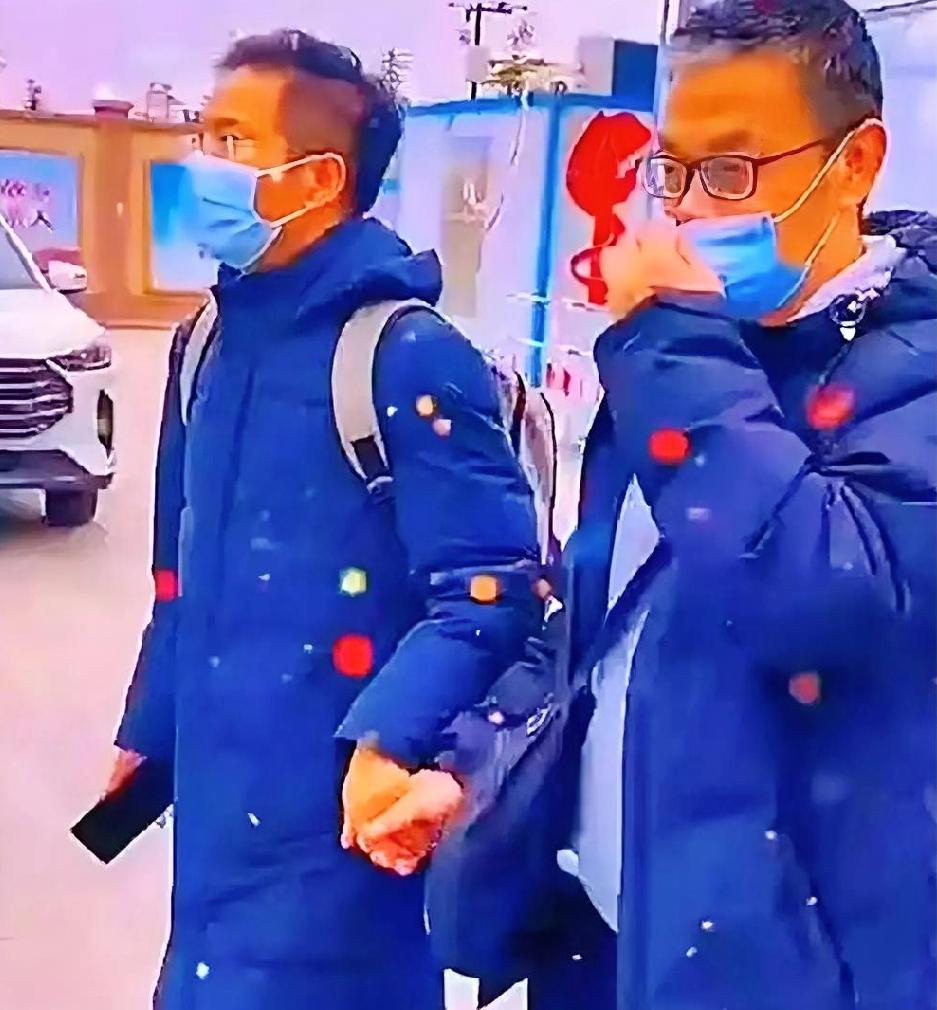 刷到李律的视频，真的瞬间破防泪目😭
 
视频里那张他和许大舅手牵手、并肩而立的