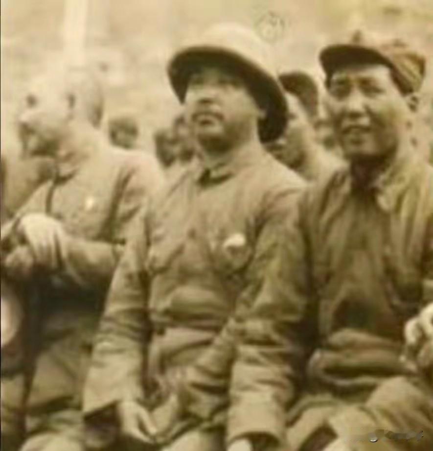 史上排得上号的可笑乌龙，这两张照片应该可以算一个。
抗战时期，日军情报机关对我方