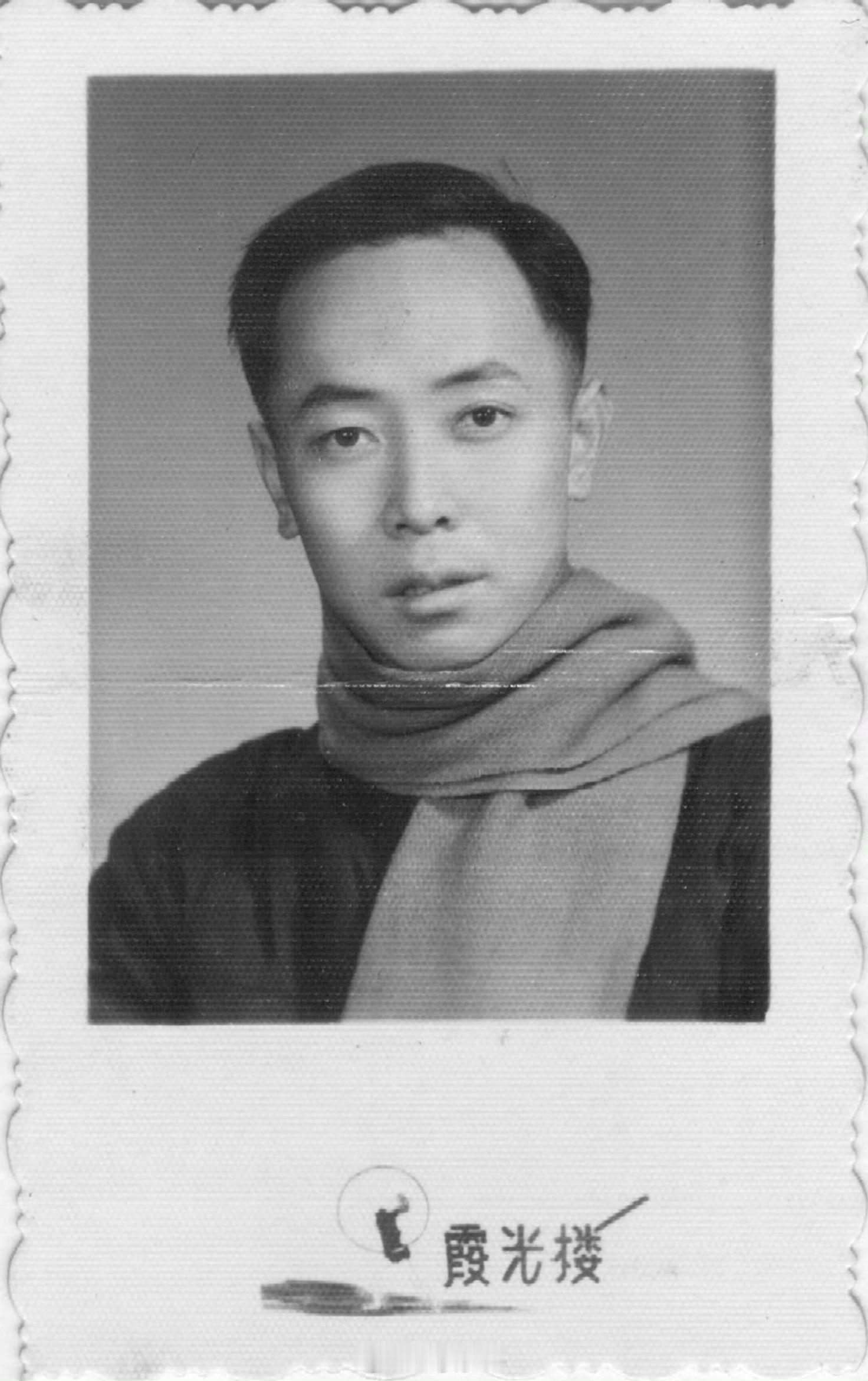 父亲（1936-2009）如果活着，今年90岁。这是父亲20岁时的照片，可以演冯