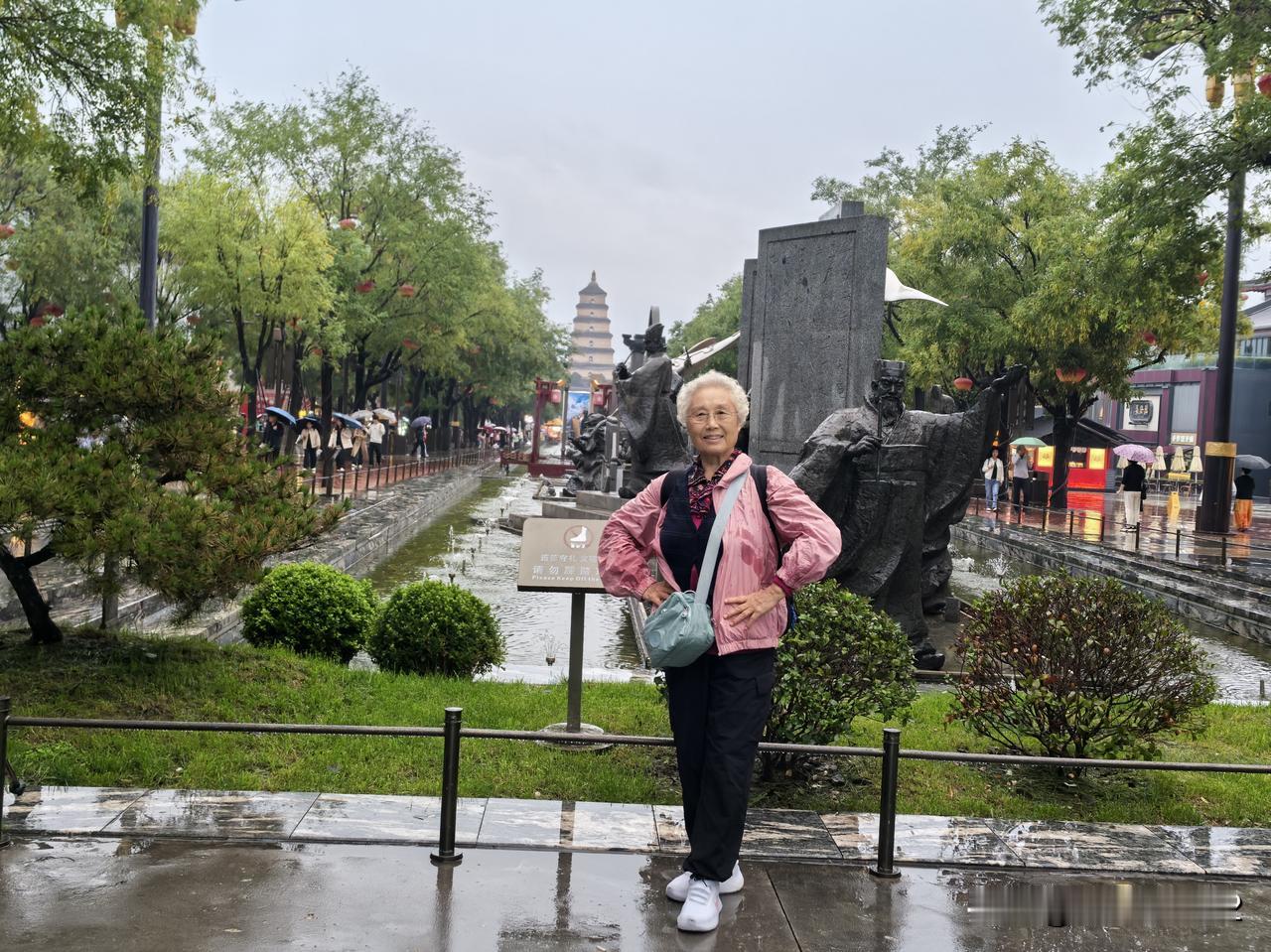 一是锻炼独自动手动脑的能力。比如：其中包括选择旅游地点，买火车票，订酒店等等，是