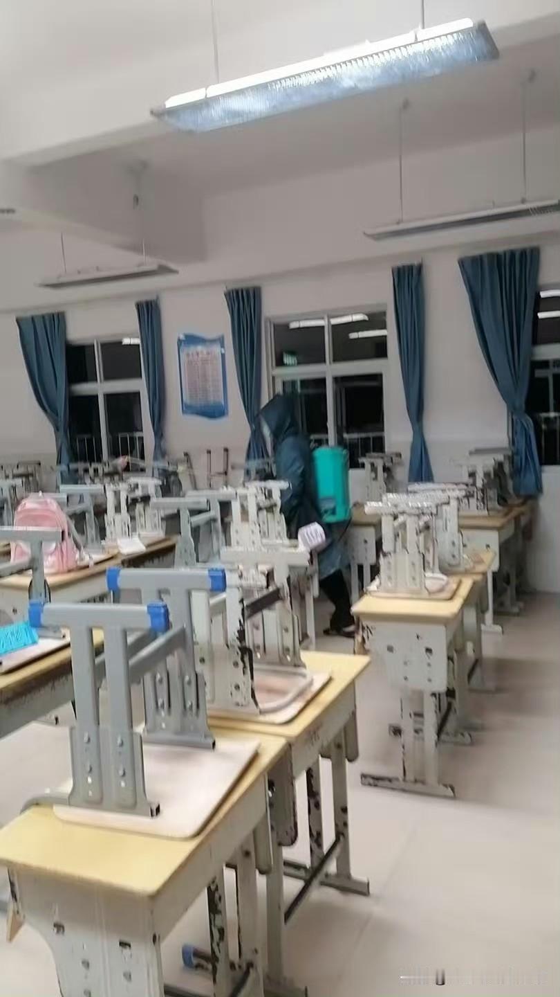 我问我在北京的朋友，
怎么孩子又停课了？

朋友说，班里一半座位都空了，学校通知