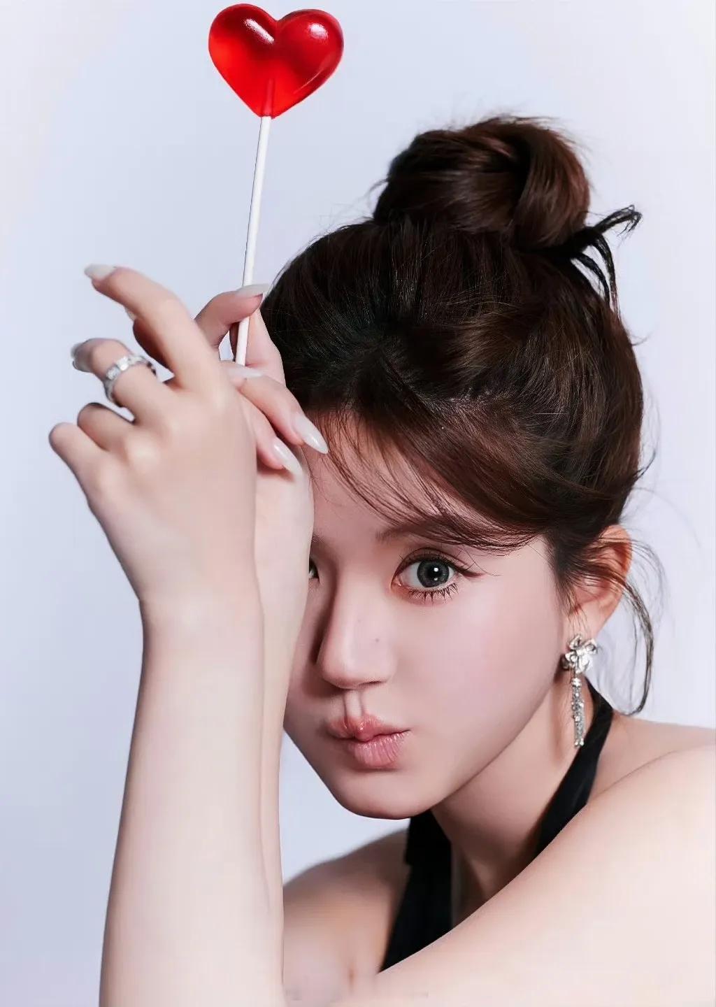 赵露思微醺甜杏妆，一块绝顶美味的慕斯小蛋糕![爱慕]​梅子留酸软齿牙，芭蕉分绿与