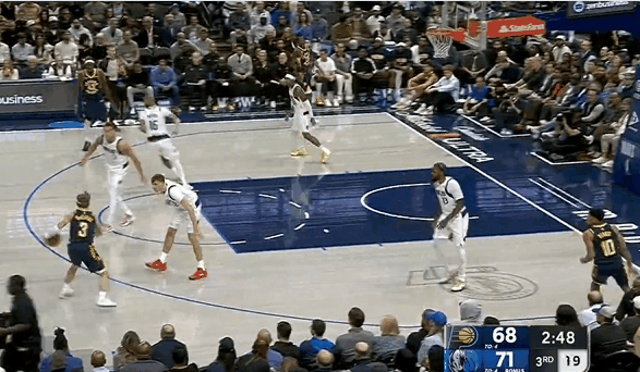 状元之威！弗拉格弹射飞帽扣篮王！
在今天NBA常规赛独行侠对阵步行者的第三节比赛