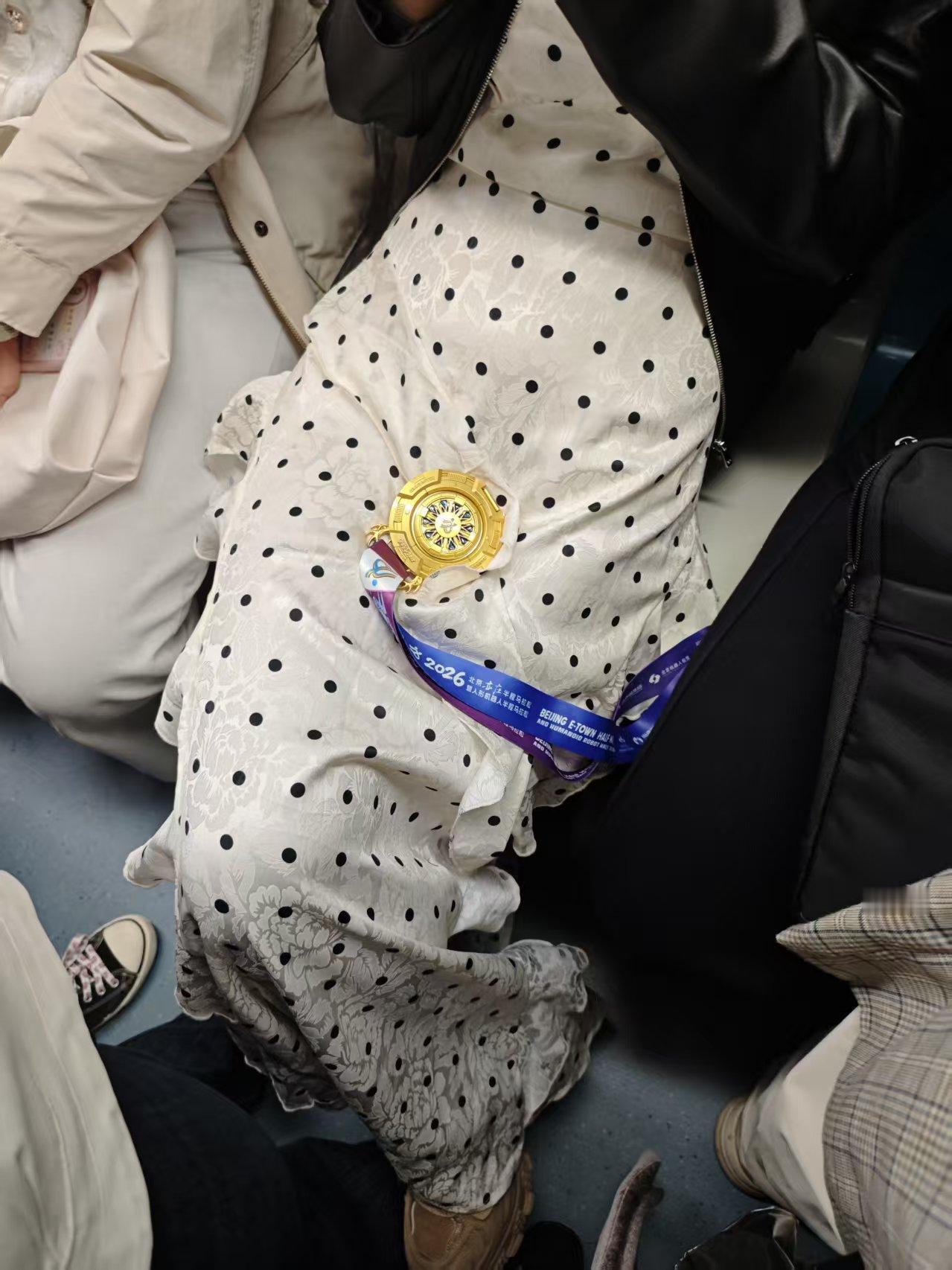 【荣耀黑马夺冠，宇树打破纪录：人形机器人“跑赢人类”背后的投资新主线】今日一早海