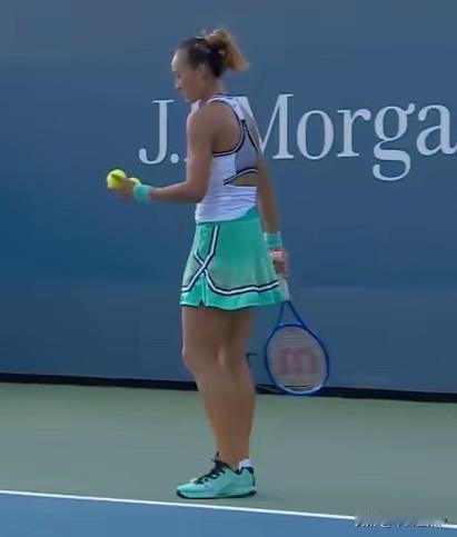 苦战拿下！郑钦文6-4拿下普丁塞娃（大表姐）第一盘🎾

万众瞩目的美网第二轮，