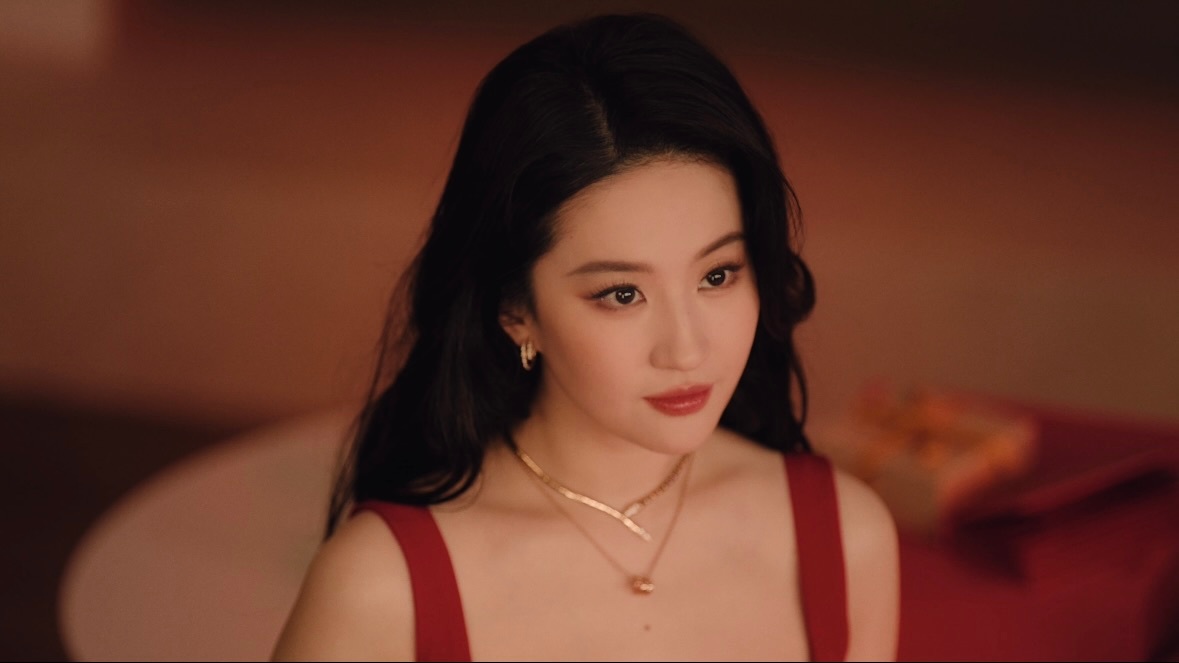 宝格丽刘亦菲 烟花映红夜空，一袭红裙衬得刘亦菲愈发优雅从容。颈间与腕间的叠戴饰品