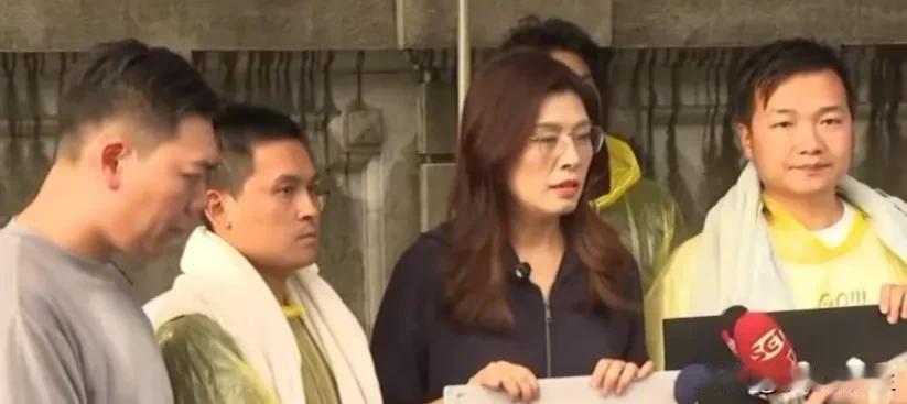 国民党主席郑丽文昨天傍晚赶赴国民党台北市议员杨植斗等4人绝食静坐的地方探望致意时