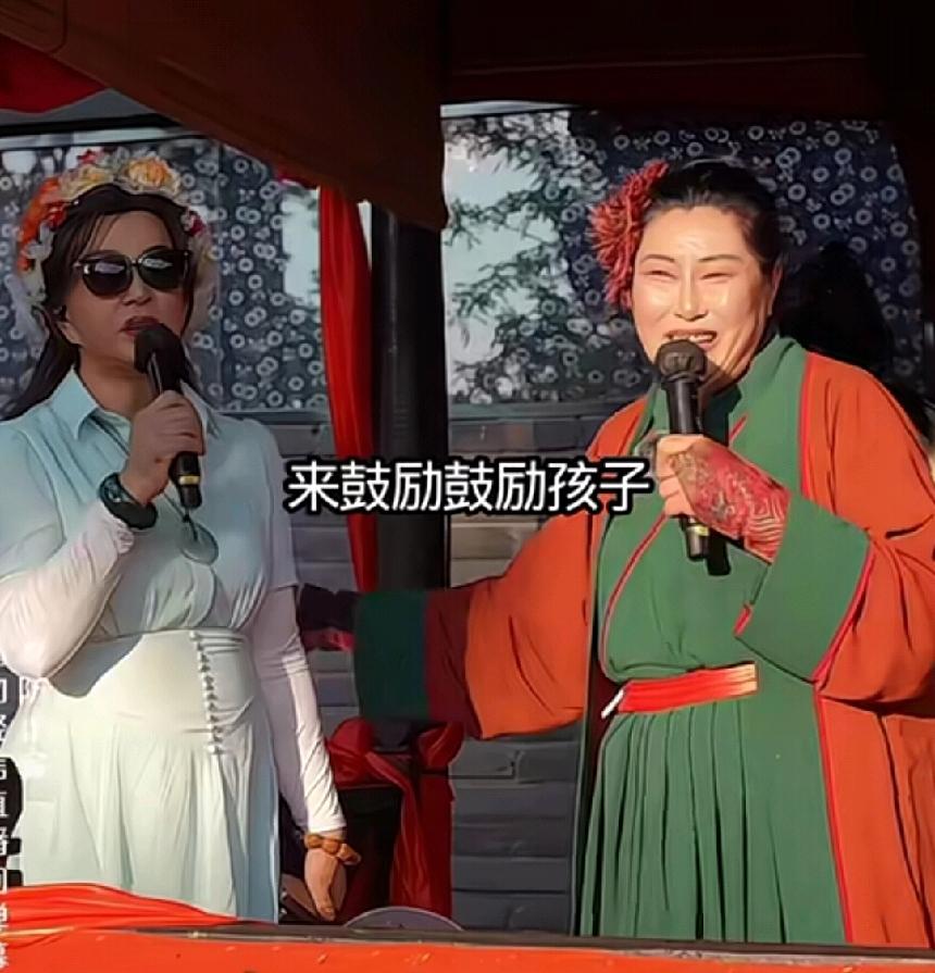 刘晓庆和干娘在一起互动，直接一个大写的尴尬。刘晓庆的脸上写满了拒绝，干娘依然滔滔