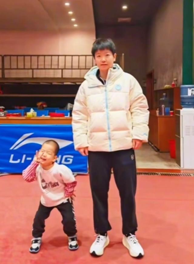 “大小孩”孙颖莎和“小小孩”小球迷合影！

10月27日，正在河北正定国家乒乓球