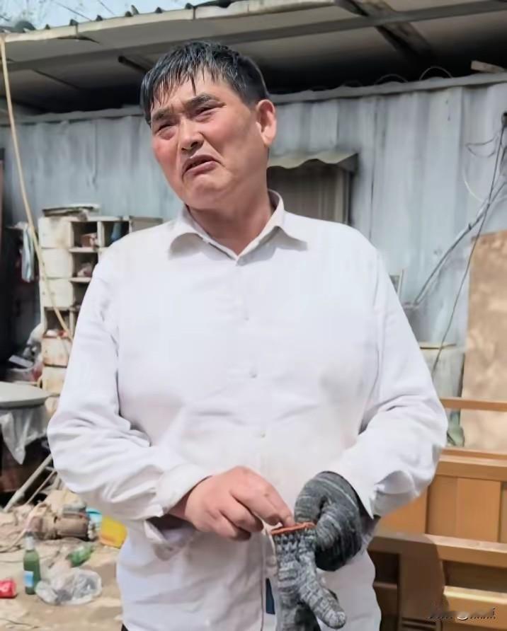 看完大衣哥的采访，不由得为朱小伟暗自揪心。大衣哥透露儿子已经分家独立生活，只留了