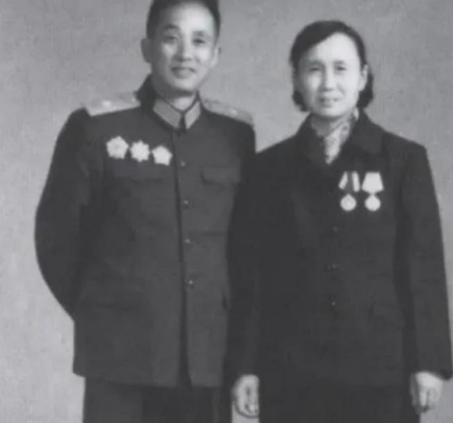 1947年，一名解放军师长，大腿根部受伤住院，这时，一19岁女护士来到他的病房，