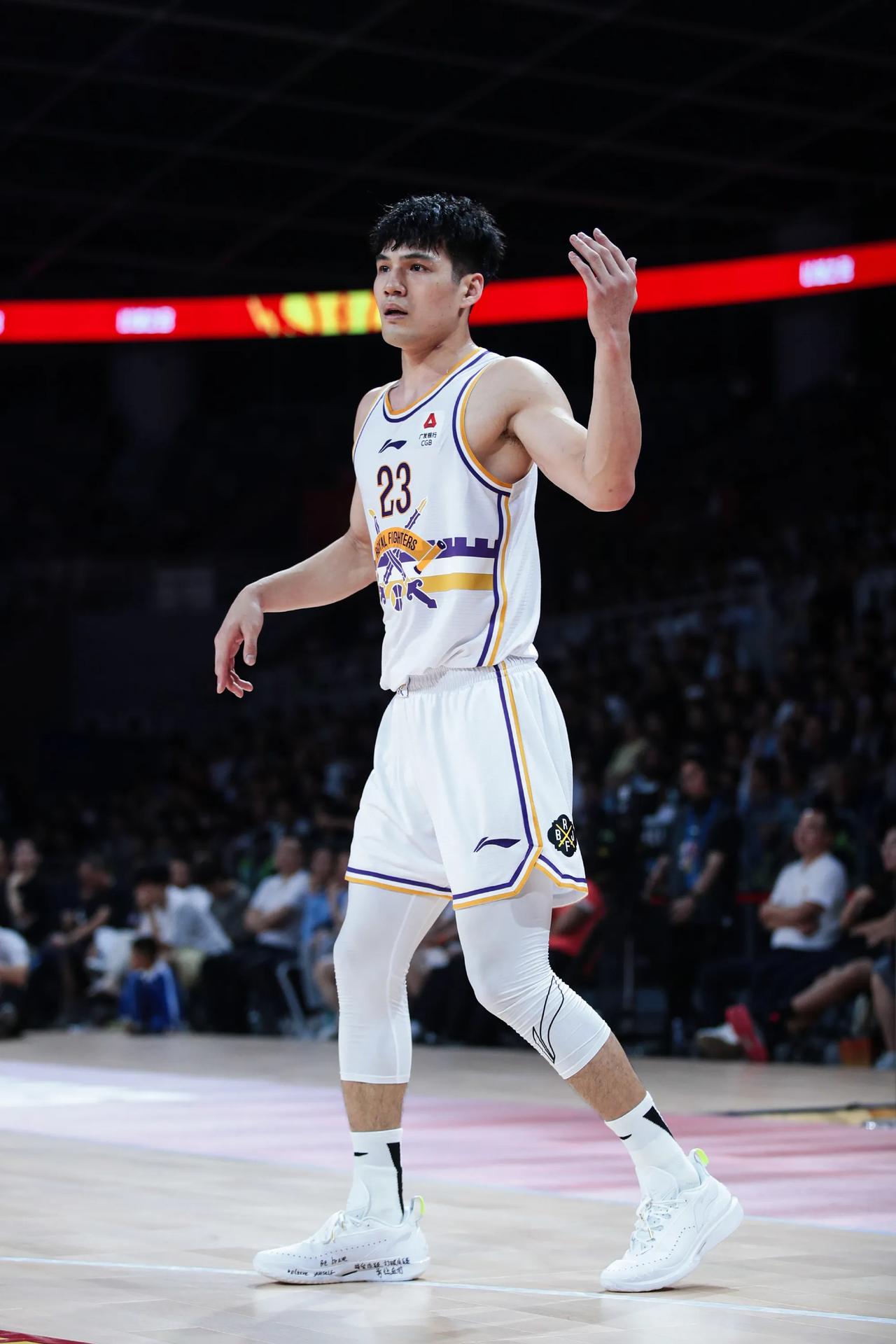 闵鹿蕾为什么宁愿输球也不愿意用陈国豪？
第一，闵指导是老派教练不相信校园选秀生能