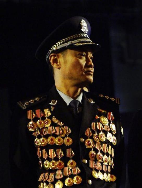 1998年兰州火车站，民警程鹏被毒贩用上了膛的手枪顶住太阳穴，命悬一线之际，他空